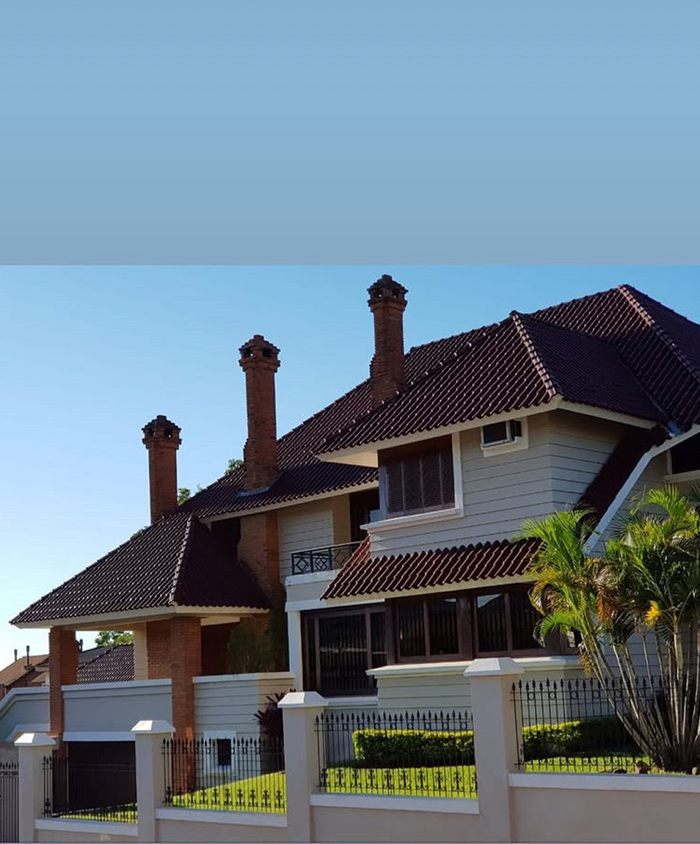Sobrado de Alto Padrão com Telhas Cerâmicas